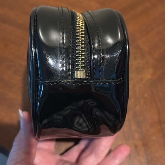 Tory Burch cosmetic case make up bag patent leather Black/gold tone Hw. NWOT - Picture 6 of 13